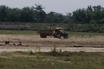 বগীনদী নৈৰ শিলৰ কোৱেৰীত অবৈধভাৱে চলিছে খনন,                                                                                        চকুমুদা কুলিত পৰিণত বন বিভাগ